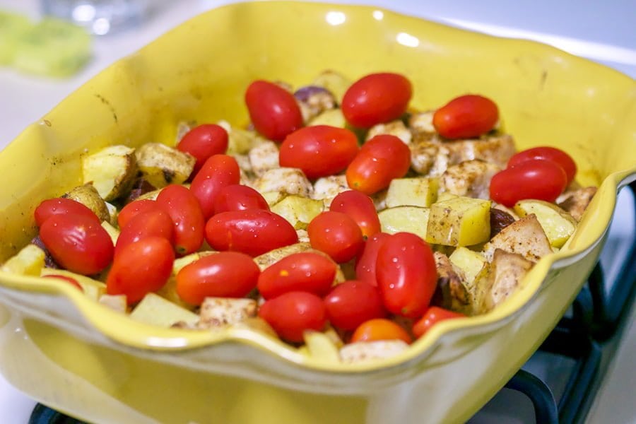 Baked Potatoes, Chicken and Spanish Chorizo is a delicious dish for a week night when we need to put dinner on the table in no time.