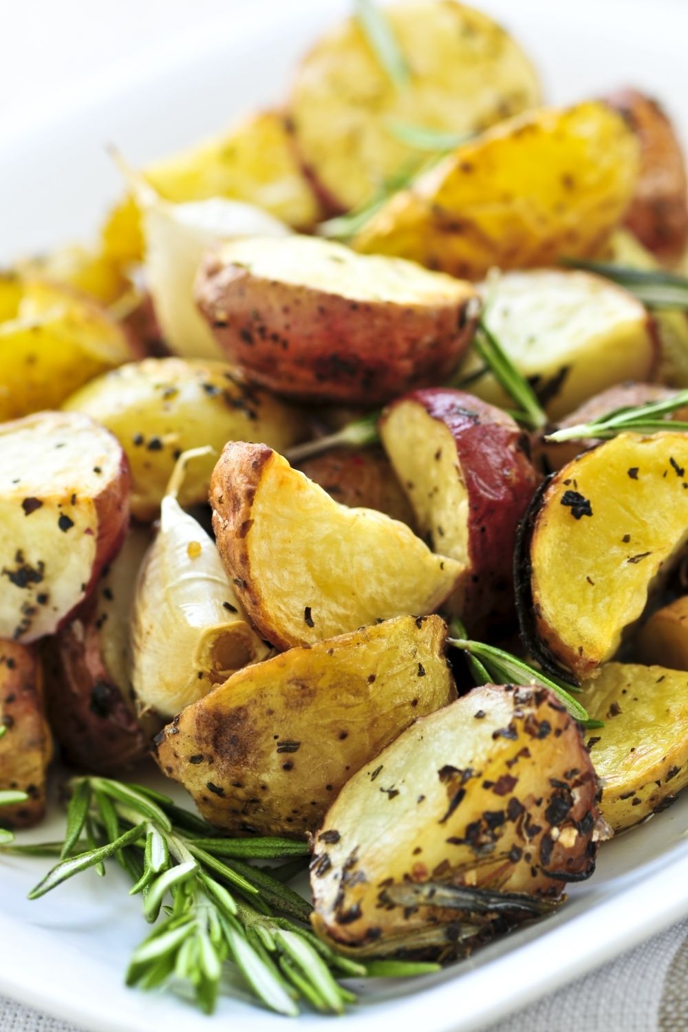 An easy simple roasted potatoes recipe, perfect for every time of the day. Also, this is a good alternative to the mashed potatoes during holidays. Roasted potatoes Featured