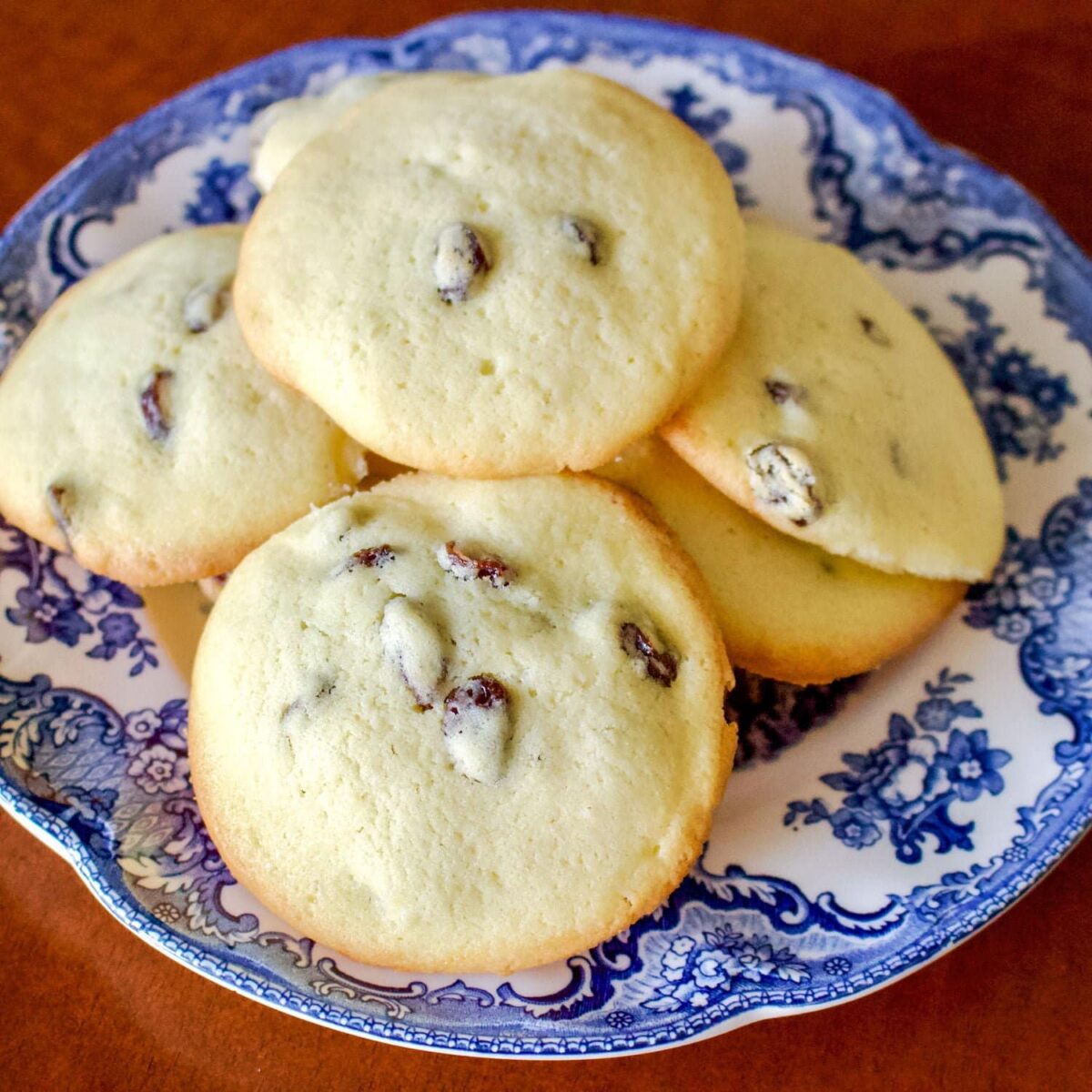 This Rum Raisins Cookies Recipe comes from Romania. The cookies are flavored with rum, are very easy to make and taste delicious. Serve them next to a cup of your favorite tea, or coffee and enjoy an old recipe that is very traditional in Romania.