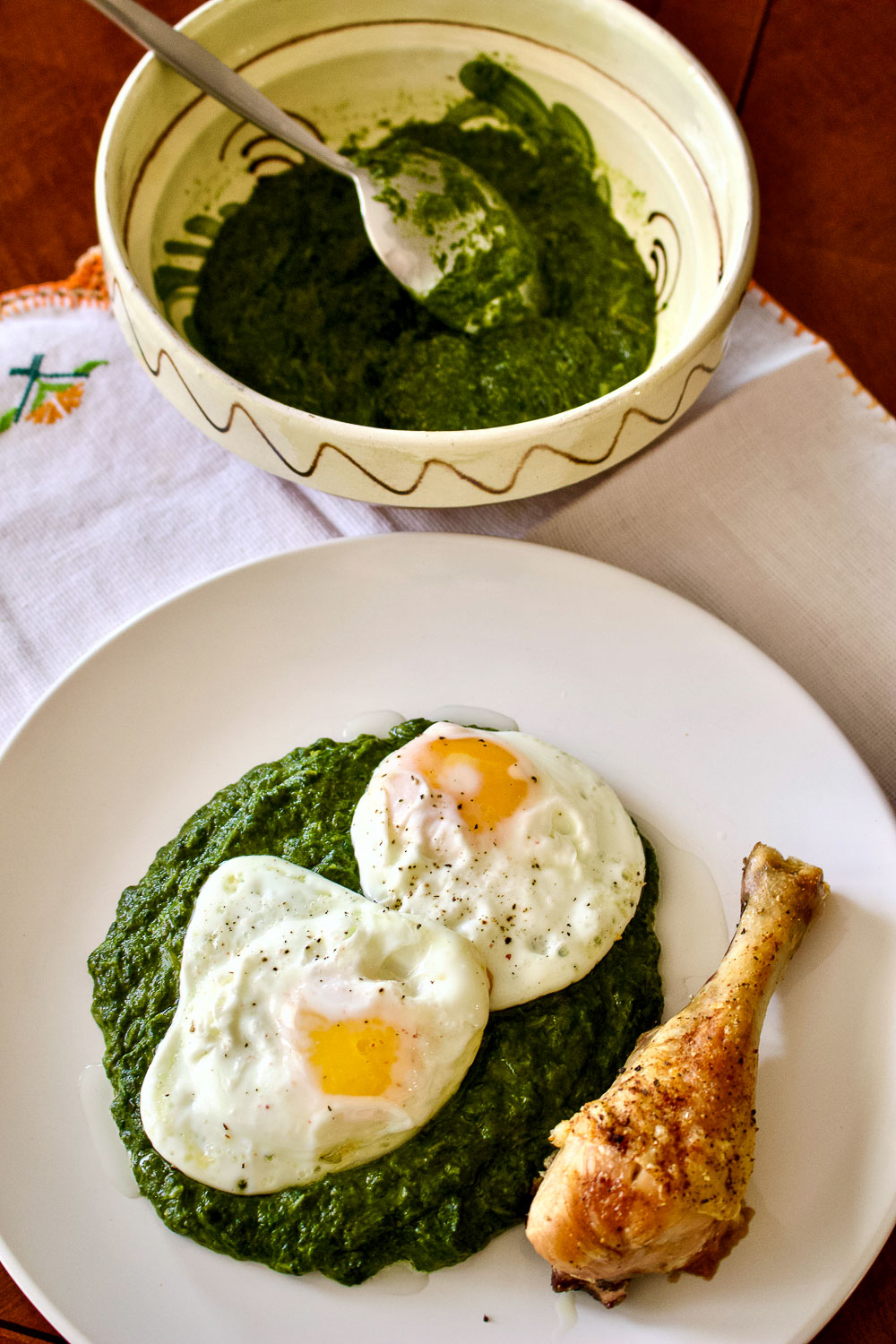 Easy creamed spinach Creamed spinach on plate with fried eggs0
