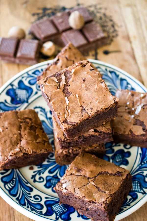 Coffee and cinnamon brownies0 Coffee and cinnamon brownies on a white and blue plate