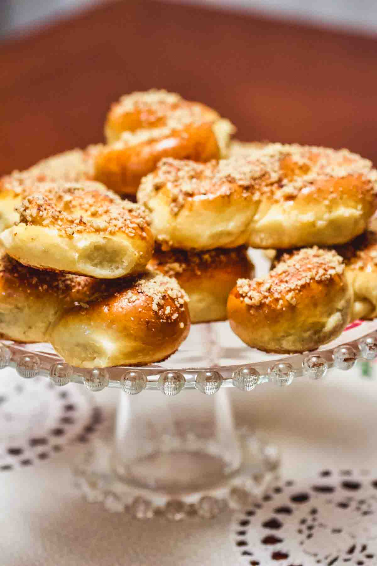 Mucenici stacked on a glass plate.