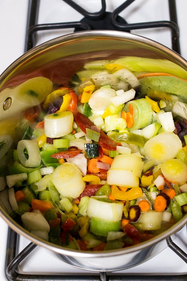 If you were looking for a meatless soup recipe, look no further.This Easy Leek and Rice Soup is a perfectly light, refreshing and wonderful recipe that can be made in any season and consumed warm or cold.