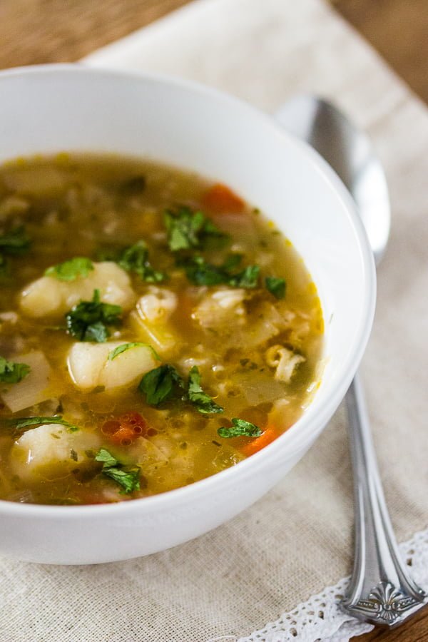 If you were looking for a meatless soup recipe, look no further.This Easy Leek and Rice Soup is a perfectly light, refreshing and wonderful recipe that can be made in any season and consumed warm or cold.