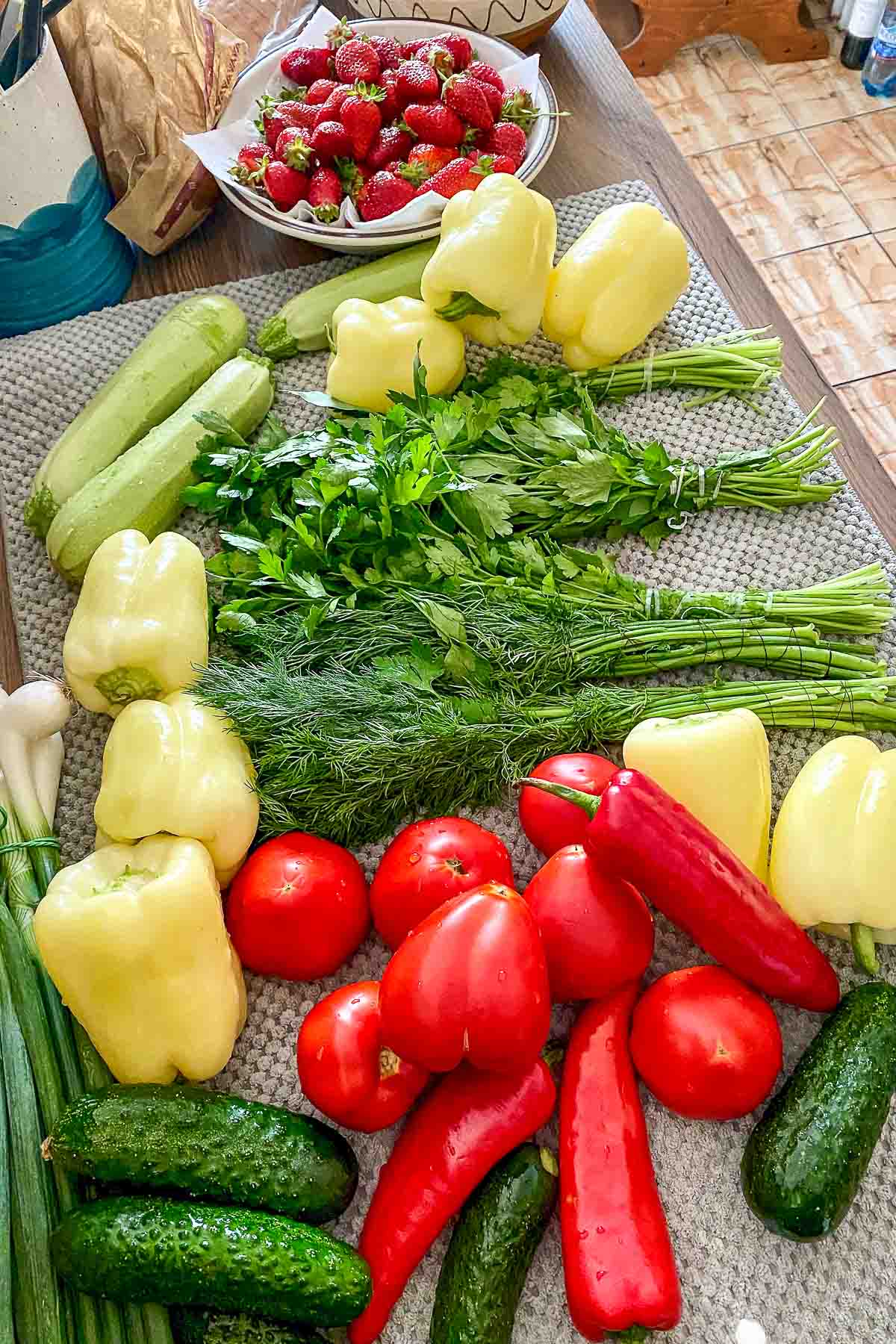 Vegetables to make the cucumber tomatoes salad.