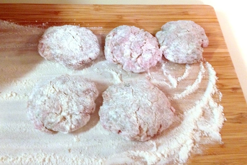 Das rumänische Frikadellen (Chiftele) Rezept - Frikadellen(Pastetchen) zum Braten vorbereitet