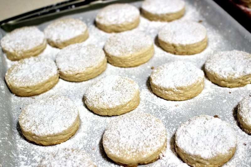 Polvorones Con Limon- Traditional Spanish Christmas Cookies dusted with powder sugar