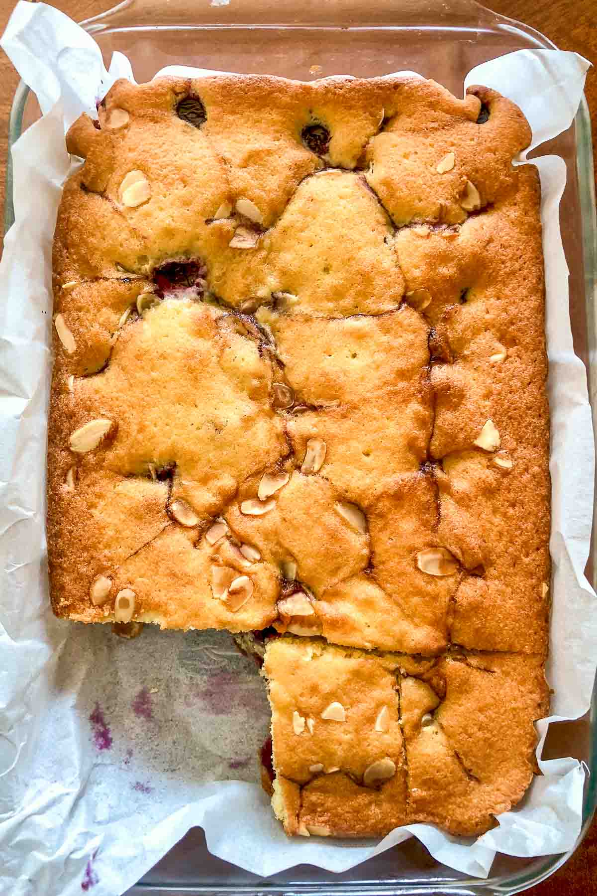 The Pound Cake with Fruits and Almond Flakes is a delicious recipe that can be made all year around using fresh fruits in season or frozen. The cake is not very sweet, but it is delicate and full of flavor. Cherries are the best if you combine them with almonds. Baked pound cake with fruits in the baking dish.