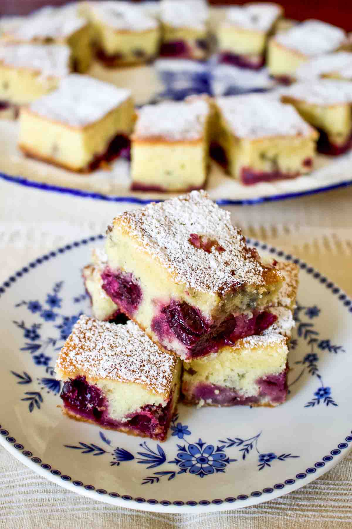 The Pound Cake with Fruits and Almond Flakes is a delicious recipe that can be made all year around using fresh fruits in season or frozen. The cake is not very sweet, but it is delicate and full of flavor. Cherries are the best if you combine them with almonds. Slices of pound cake with fruits and almonds.