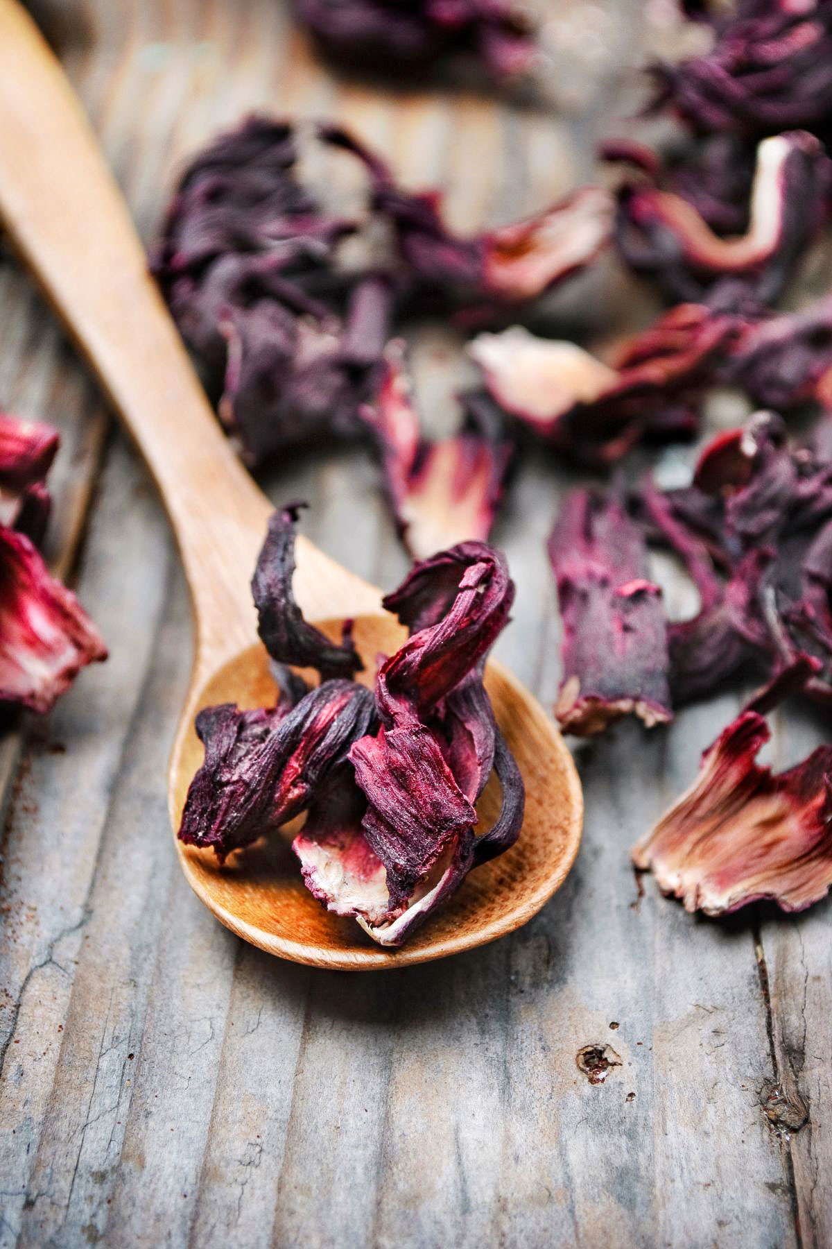 Hibiscus-Cinnamon Tea- Te de Jamaica y Canela- I am sharing with you another favorite, a popular tea that is consumed wildly in Mexico and not only, the famous Hibiscus flower tea, or Jamaica flowers te in Spanish. If you know the Mexican cuisine, you also know that this tea is called Agua De Jamaica. Hibiscus dried flowers for tea.