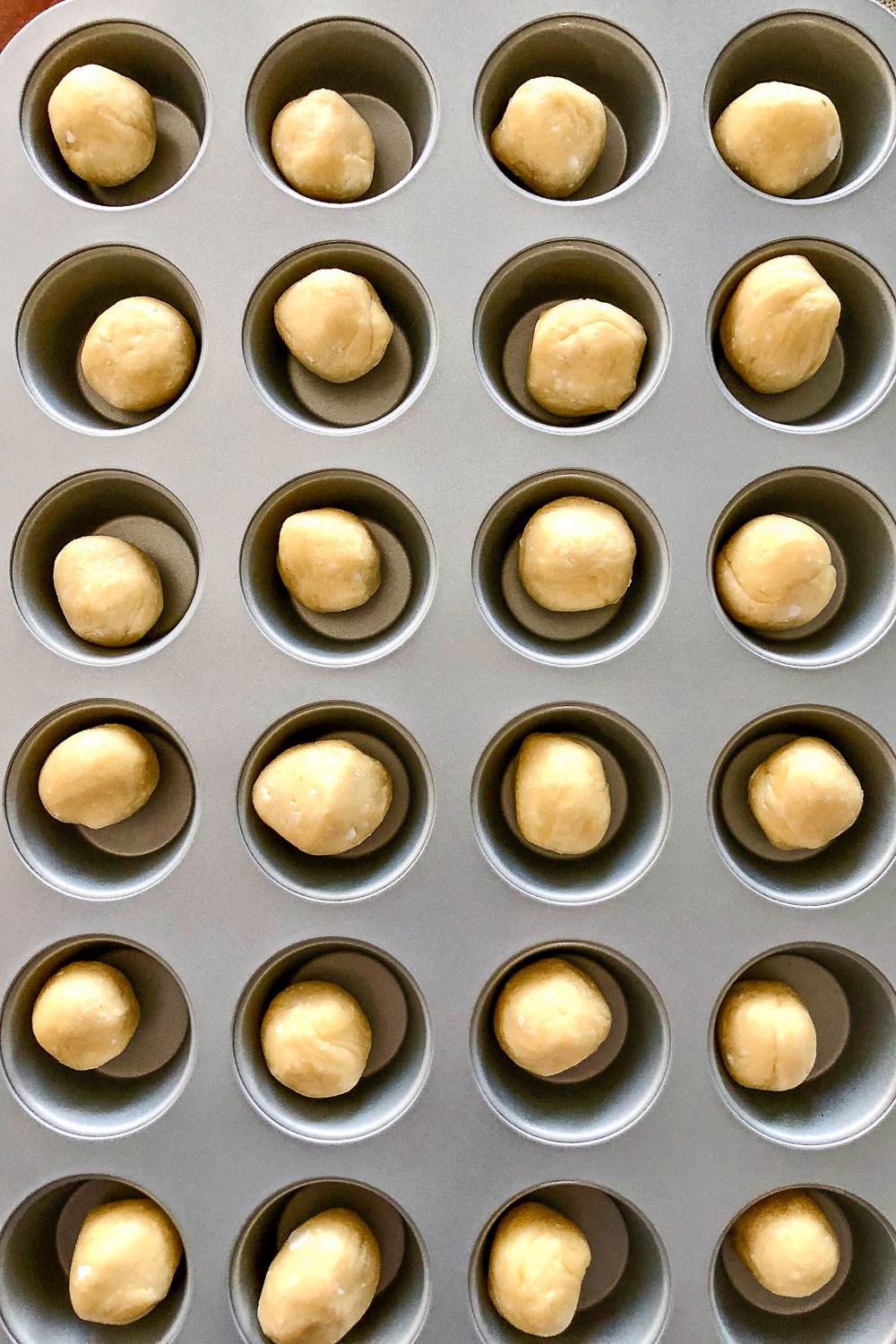 Prepared pan for mini quiche with crust0