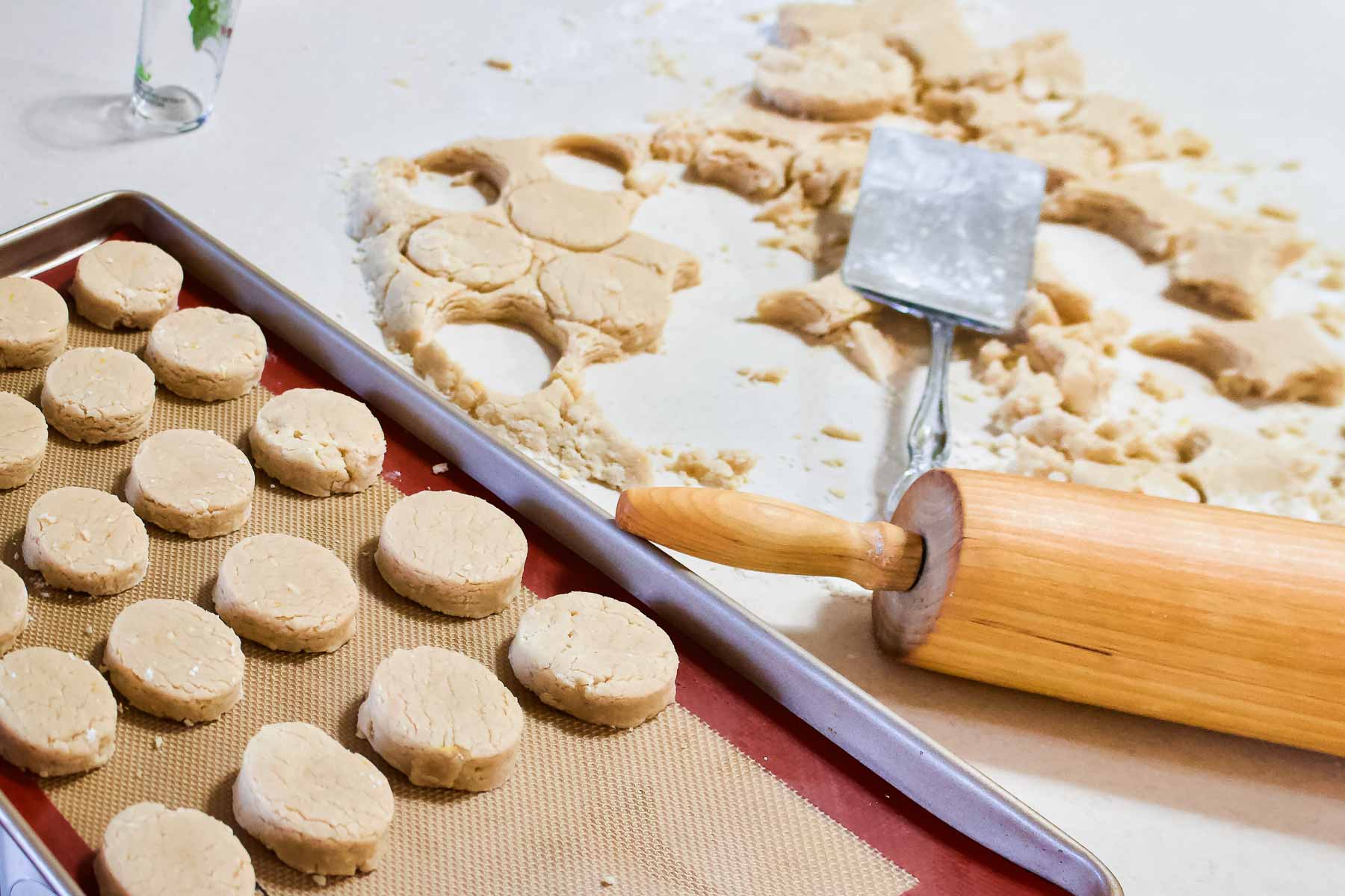 Shaping the polvorones.
