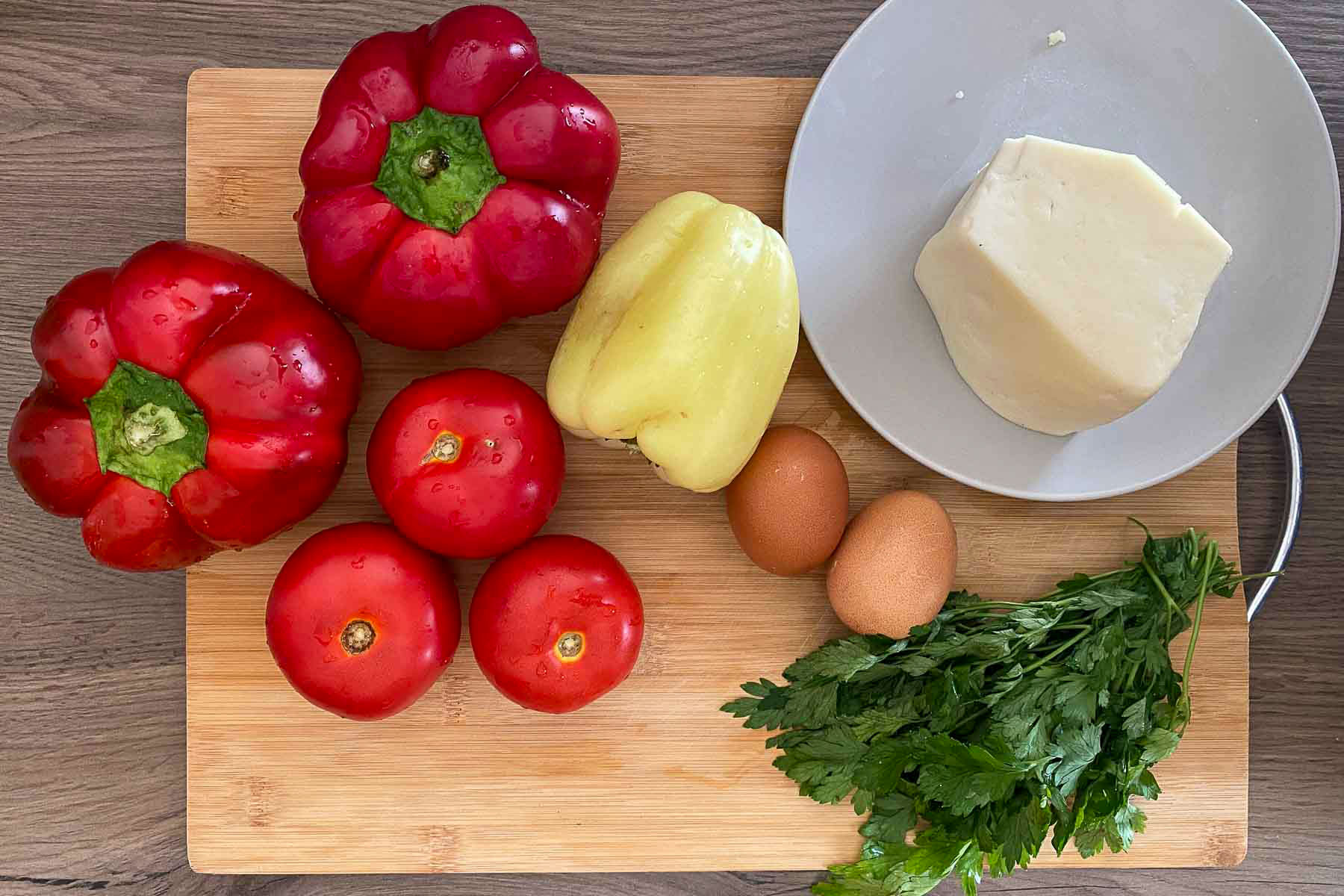 Ingredients for the fried peppers with tomatoes and eggs.