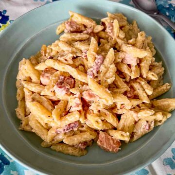 Stove Mac And Cheese With Ham on a blue plate featured image.