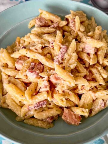 Stove Mac And Cheese With Ham on a blue plate featured image.