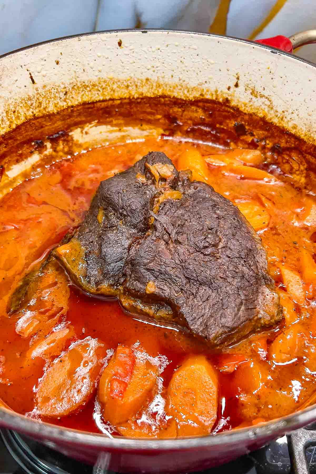 Beef with tomato sauce in the Dutch Oven.