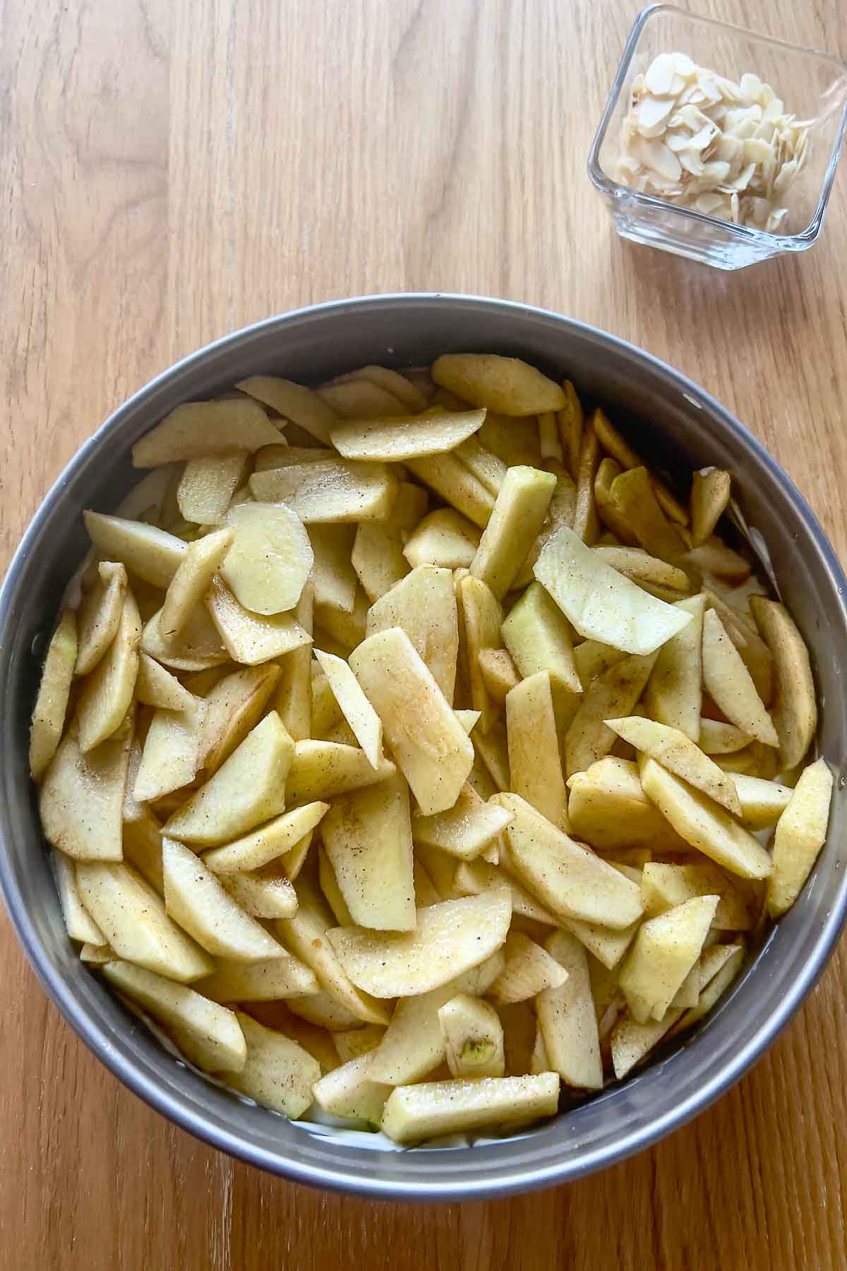 Placing sliced apples over the cream cheese.