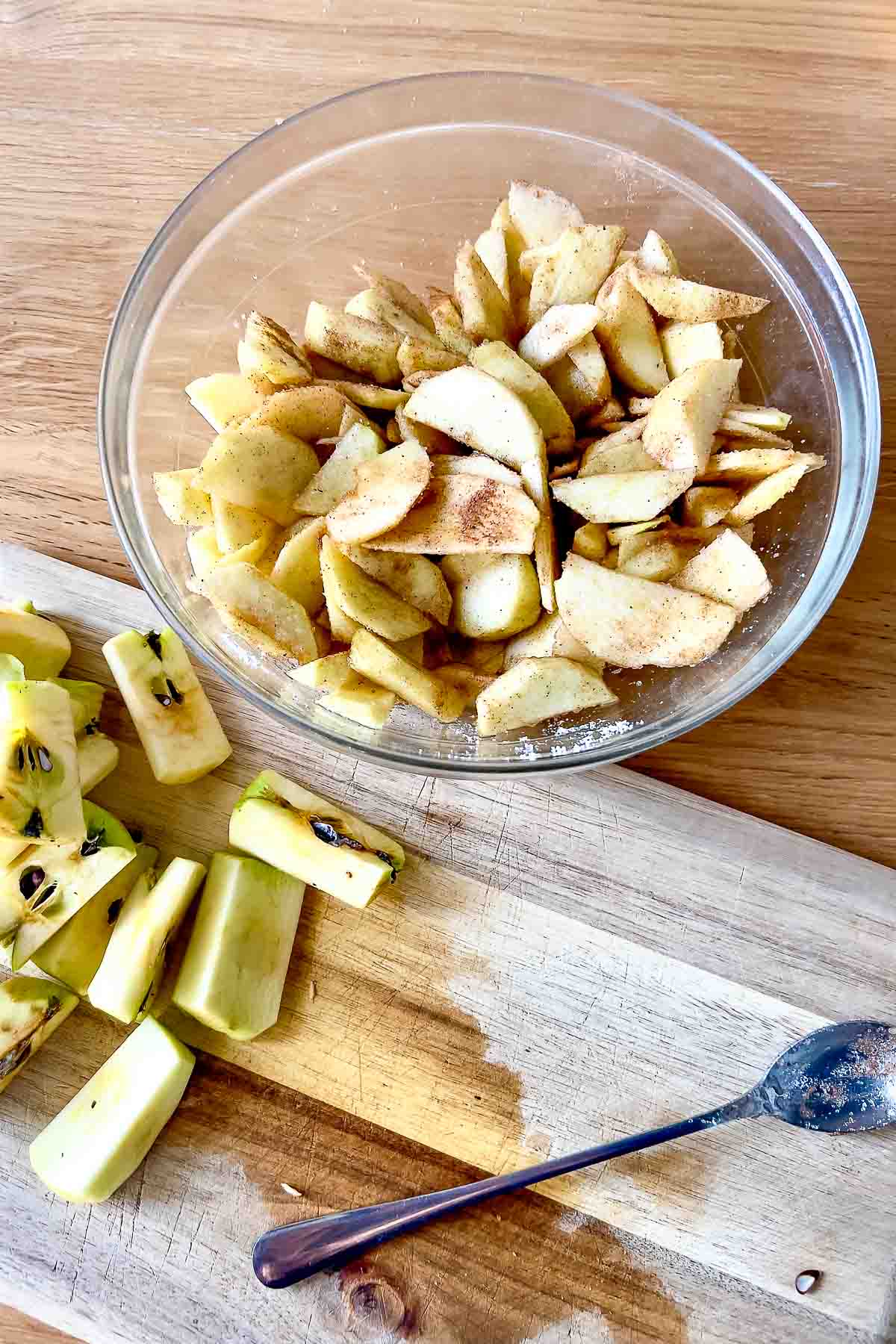Sliced apples for the torte.